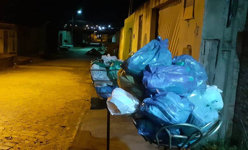Lixo nas portas no bairro Nova Esperança, em União dos Palmares
