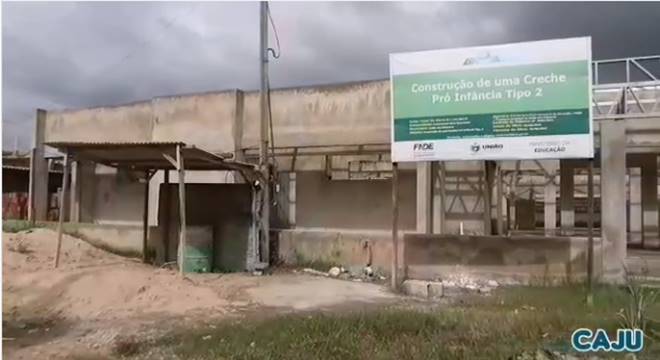 Obra abandonada em União dos Palmares
