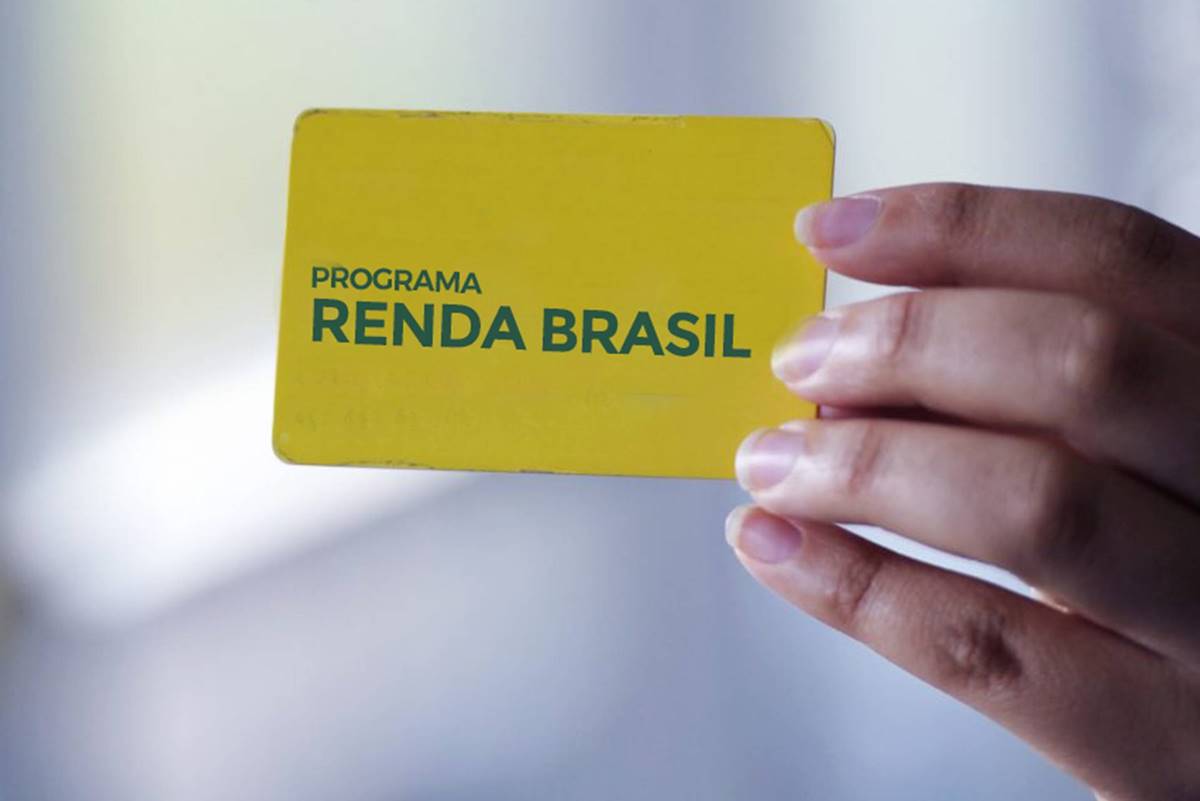 Pessoa segurando o cartão simulando o Renda Brasil - Divulgação