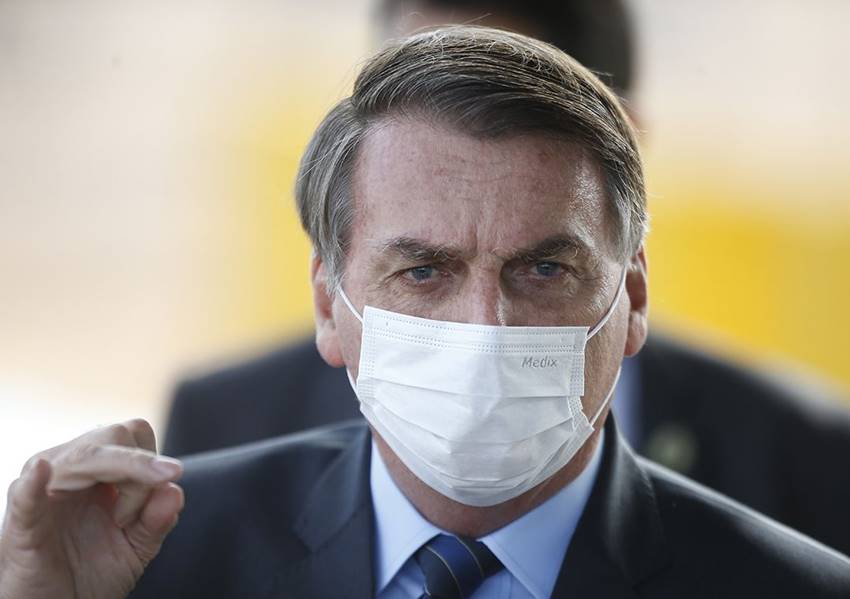 Presidente Jair Messias Bolsonaro usando máscaras