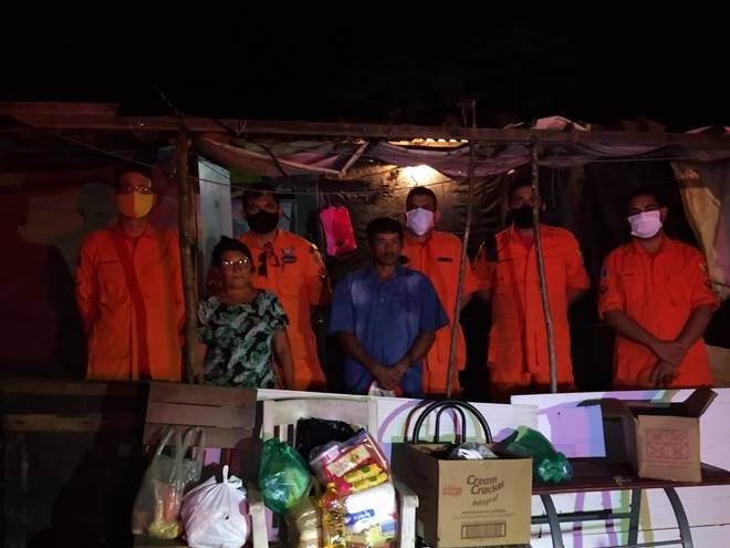 Bombeiros fazem “vaquinha” e doam alimentos a família carente em União