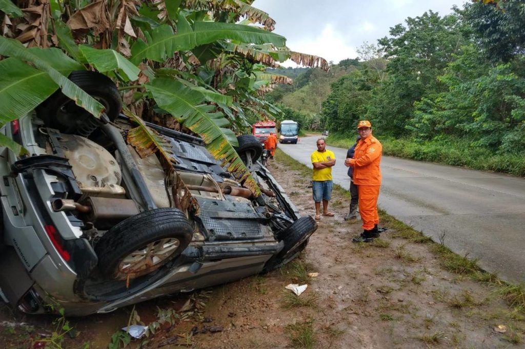 Militares do 3° GBM ficam feridos após carro capotar na BR-104, em Quipapá