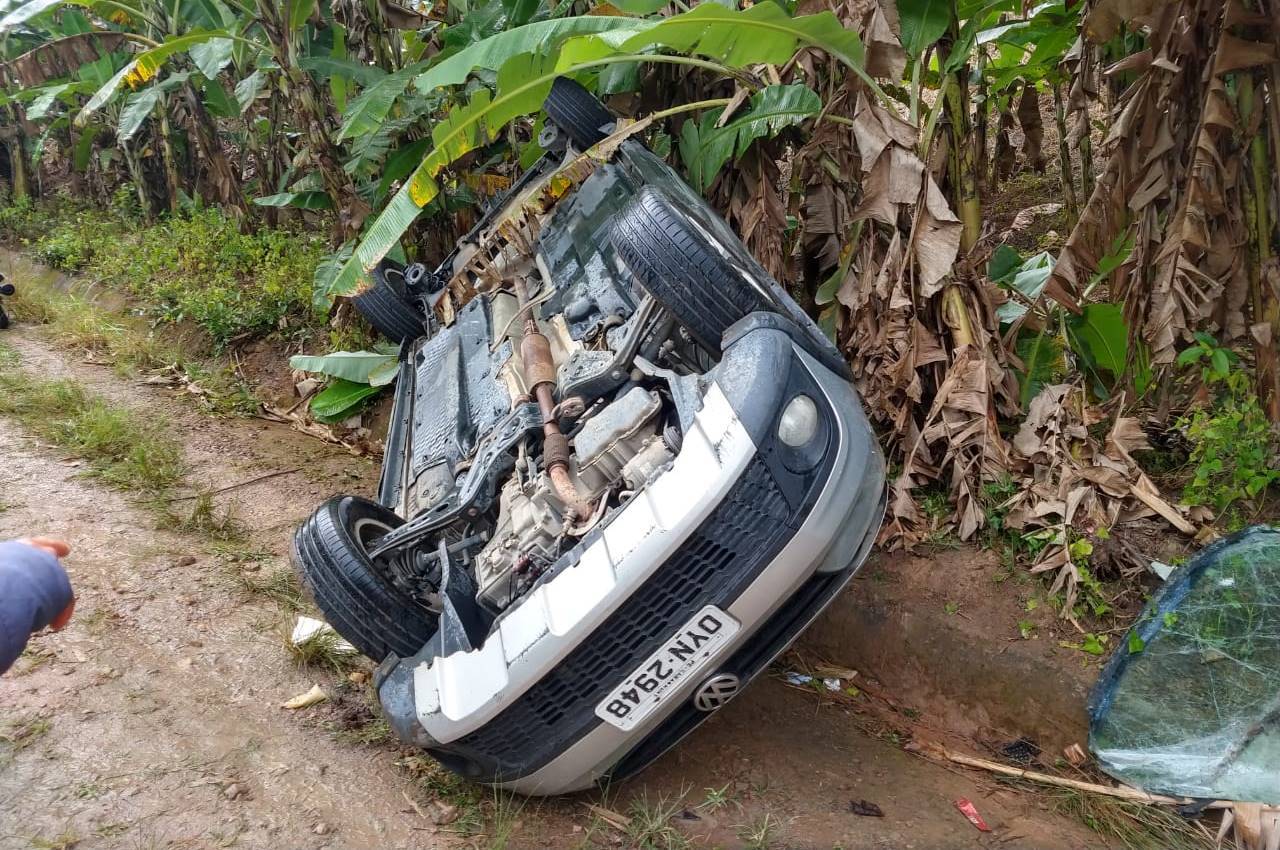Bombeiros ficam feridos após carro capotar na BR-104 — © CBM/AL