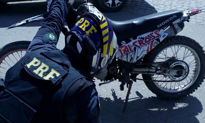 Homem é preso pela PRF com moto roubado na BR-104, em União dos Palmares — © PRF