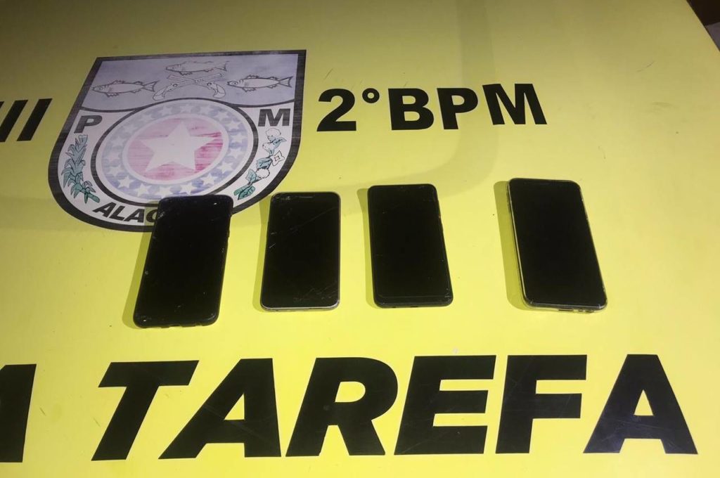 Dupla em carro é detida em Murici após roubar celular em União dos Palmares