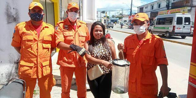 Bombeiros desmontam motocicleta para retirar cobra em União dos Palmares