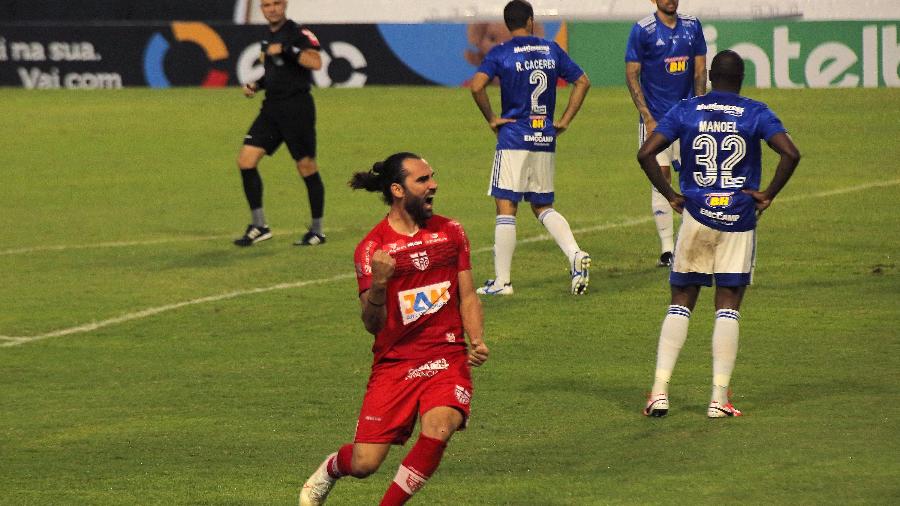 Léo Gamalho celebra gol marcado pelo CRB contra o Cruzeiro no Trapichão — © Reprodução