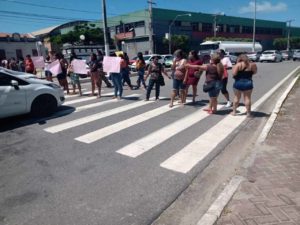 Manifestação na manhã desta segunda-feira (24) no Jaraguá, em Maceió — © Reprodução