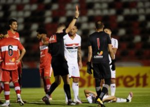Victor Souza é expulso após disputa de bola — © Jessica Santana