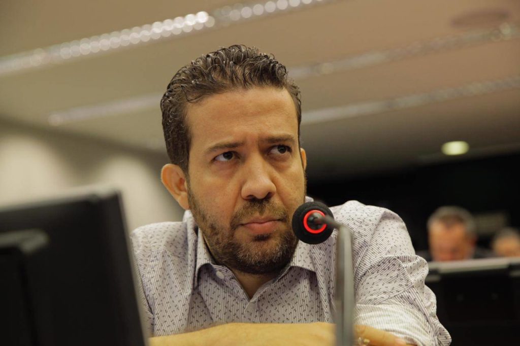 “É o que veremos!”; diz André Janones sobre Auxilio emergencial de R$300,00