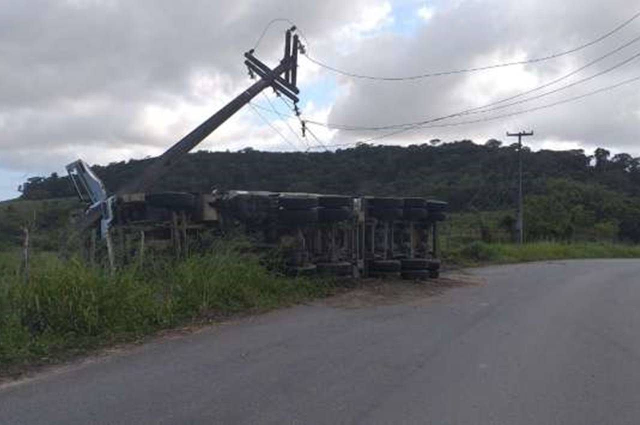 Caminhão tomba e deixa motorista ferido em São Luiz do Quitunde — ® Ascom BPRv