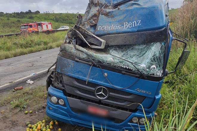 Caminhão tomba na BR-101 e pista é interditada, em Joaquim Gomes