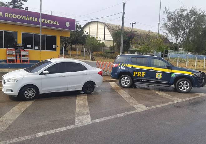 Criança é encontrada sem os pais dentro de carro que foi roubado em Alagoas — © PRF