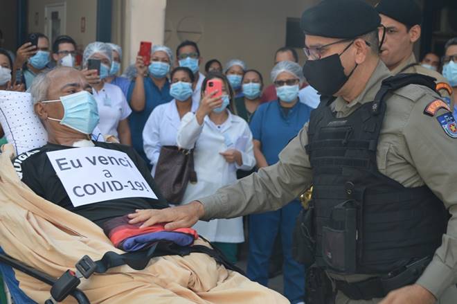 Curado da Covid-19, sargento da PM deixa hospital e recebe homenagem — © Sd Fernanda Alves