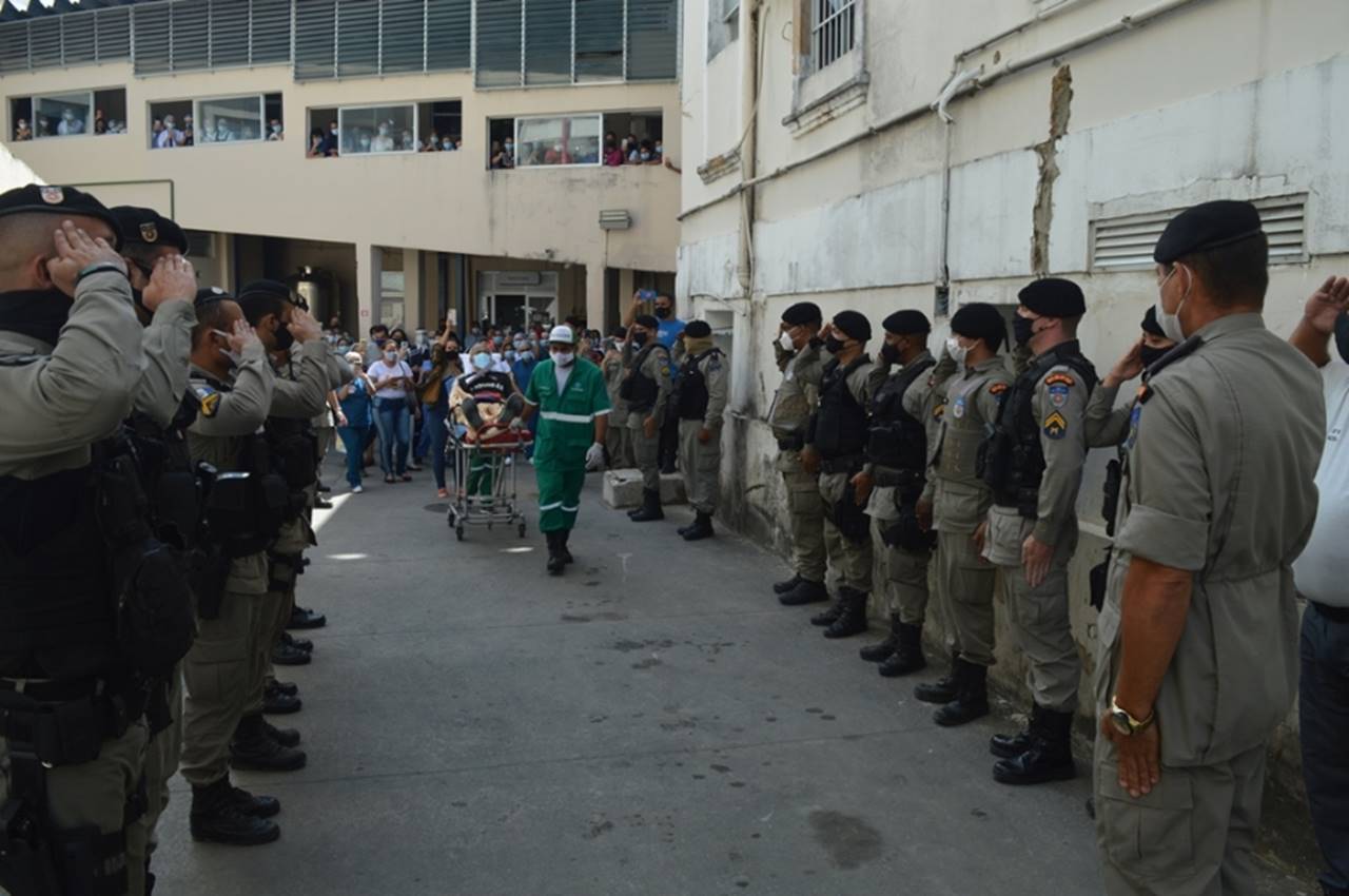 Militares prestaram continência ao sargento Calos Jorge na saída do hospital — © Sd Fernanda Alves