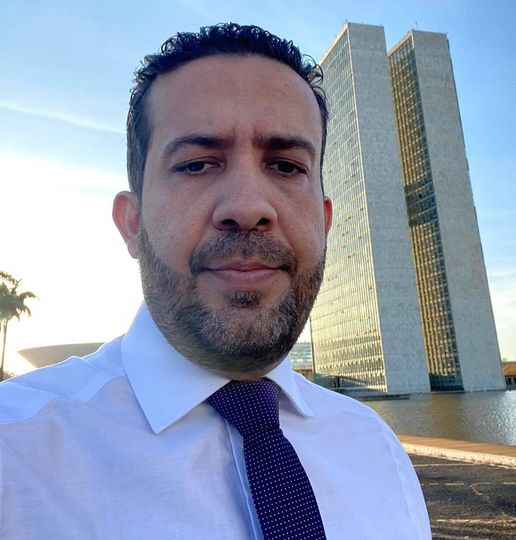 “Vamos para as ruas”, afirma André Janones após ataques bolsonaristas