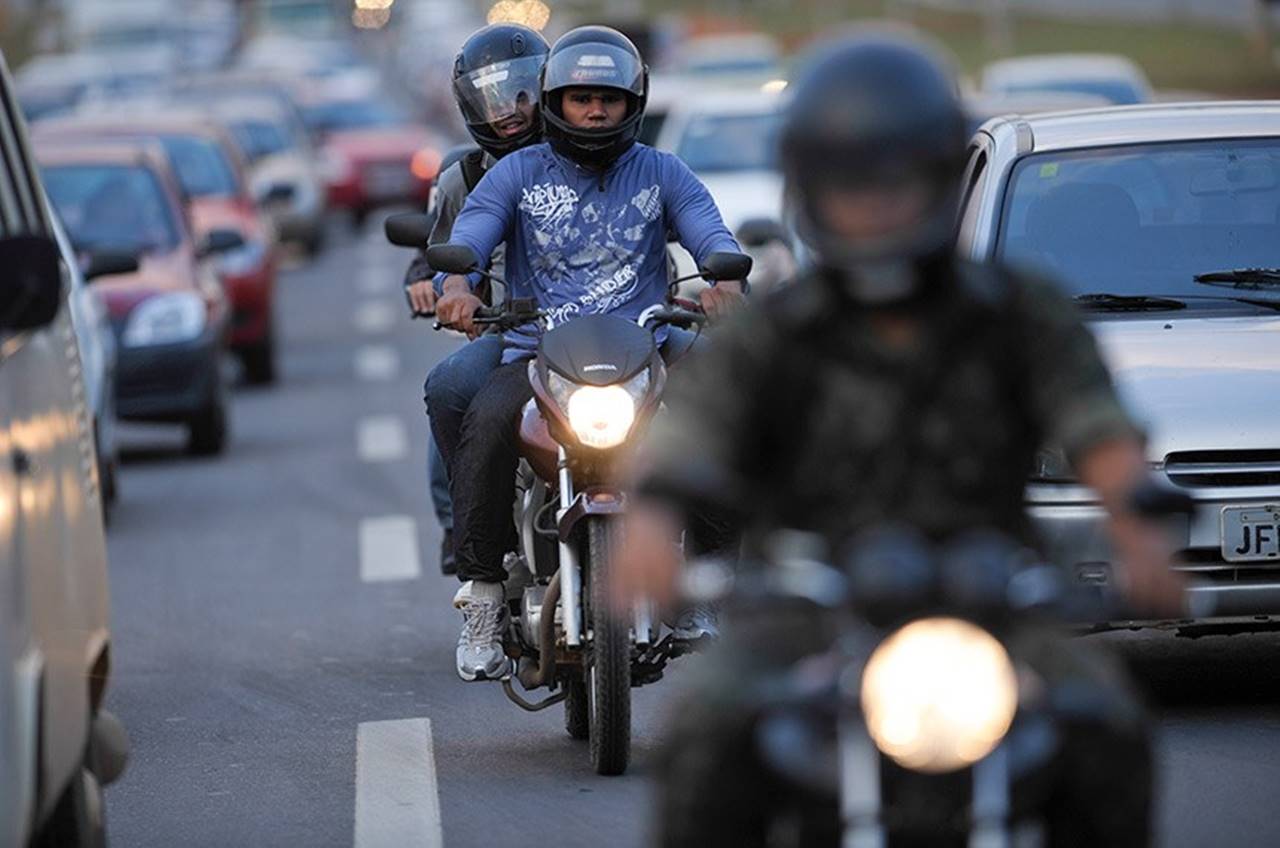 Entre as mudanças aprovadas, estão novas regras para o uso dos chamados “corredores” de motociclistas — © Pedro França/Agência Senado