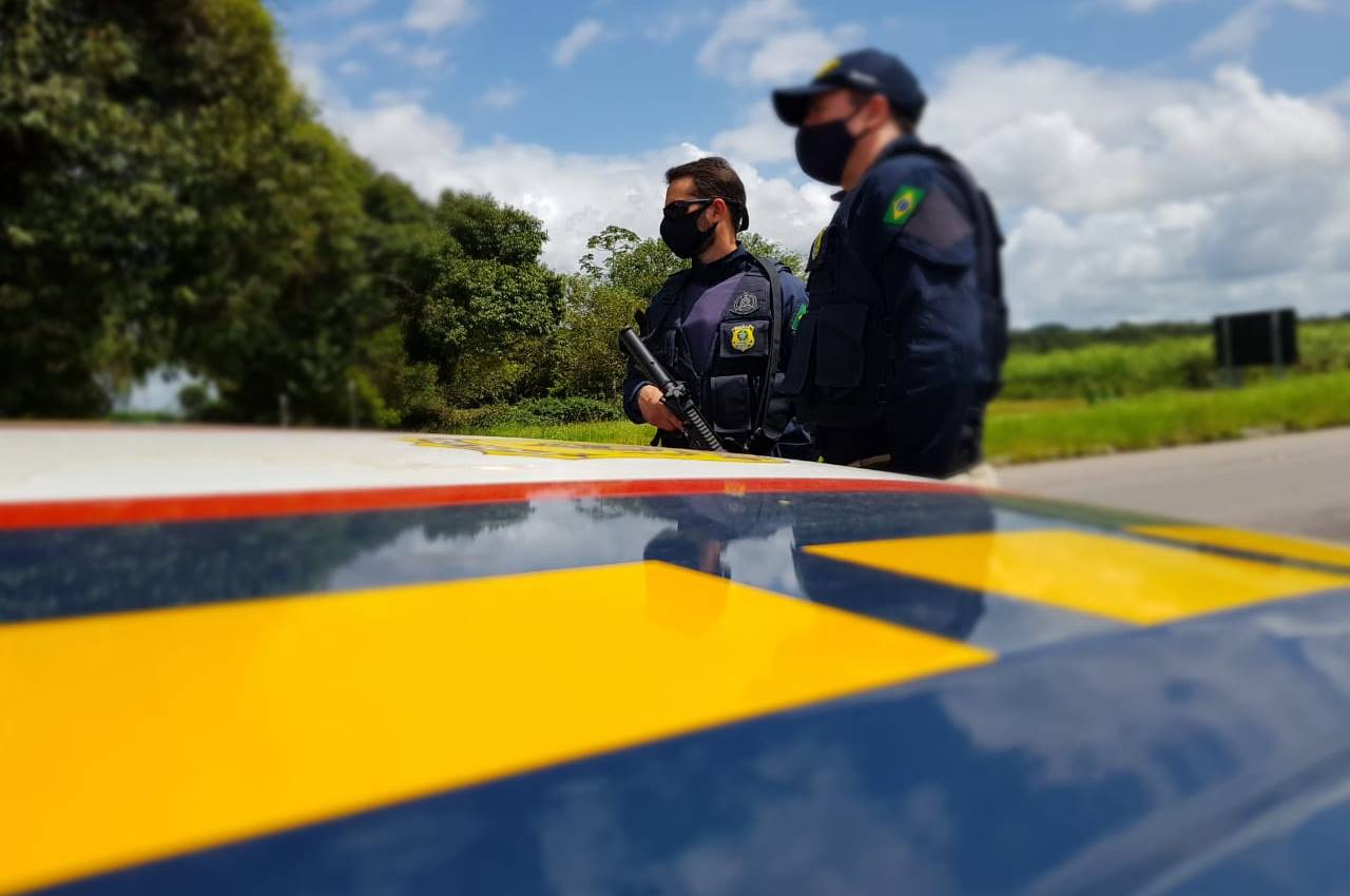 Equipe da PRF em fiscalização em rodovia federal — © PRF