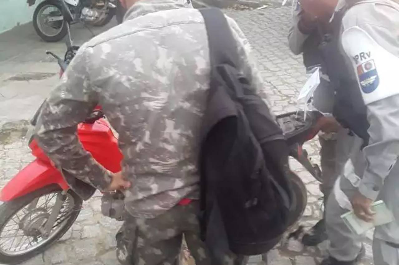 Homem é preso ao se passar por sargento durante abordagem em Murici — © Cortesia