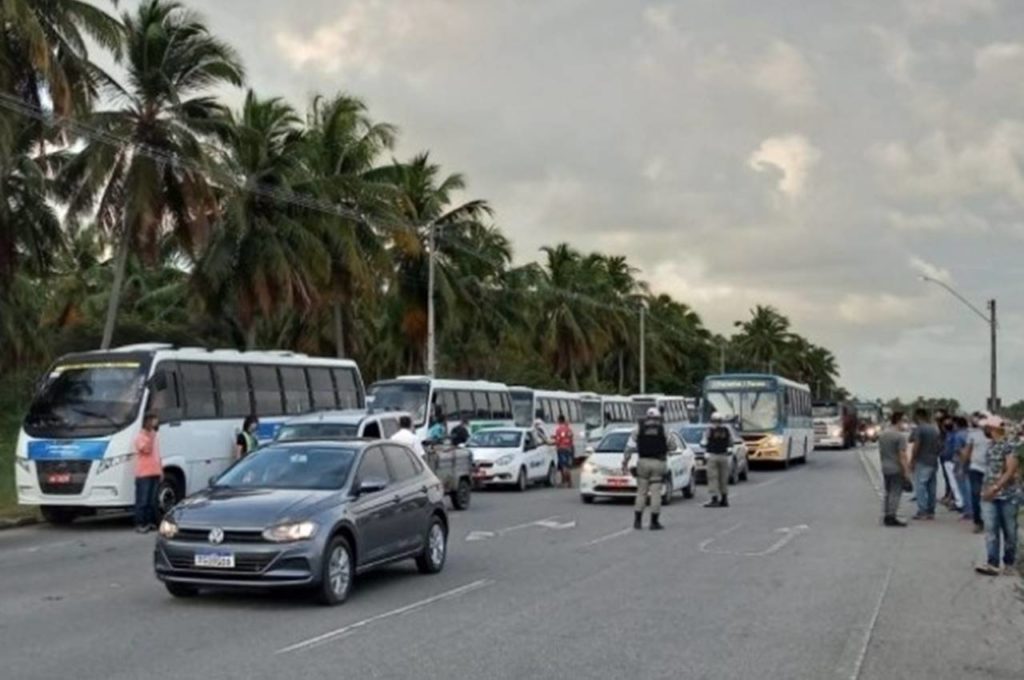 Motoristas complementares protestam contra clandestinos e cobram fiscalização — © Fernando Chicuta/98 FM