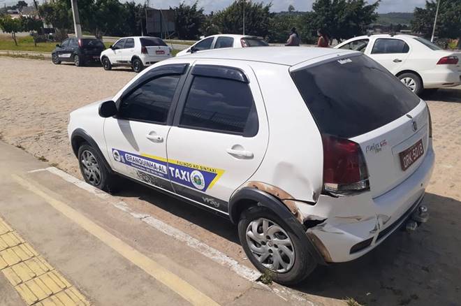 Polícia recupera táxi roubado em Branquinha durante um assalto — © Cortesia