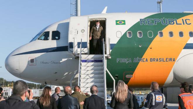Presidente Bolsonaro descendo do avião