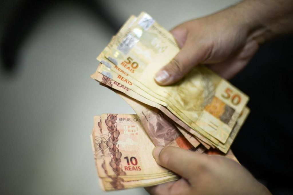 Novo salário mínimo pode chegar a R$ 1.210 em 2022