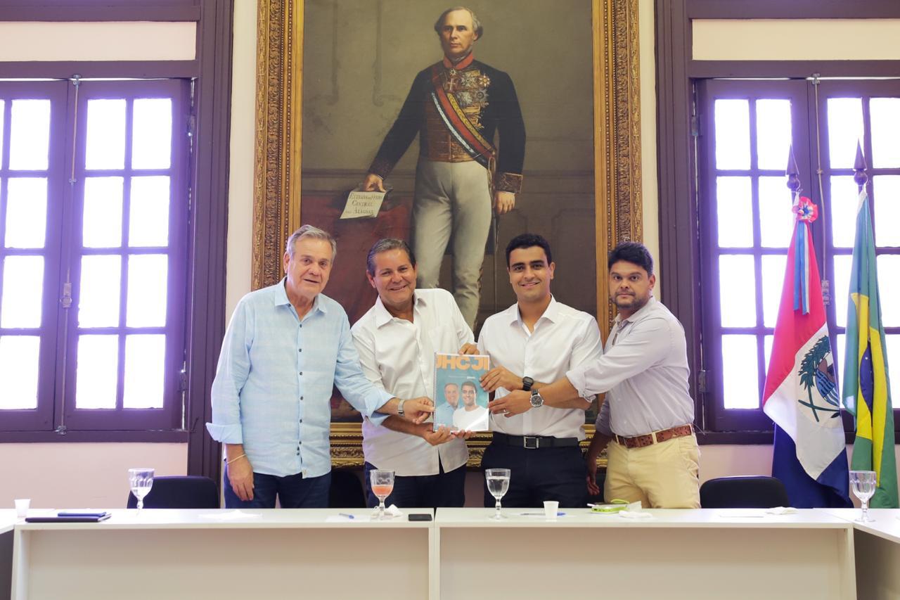 JHC e Ronaldo Lessa com representantes da Associação Comercial de Maceió — © Assessoria