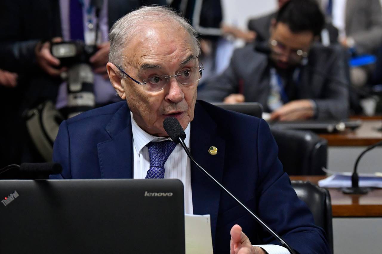 Arolde de Oliveira é primeiro senador em exercício a morrer com Covid-19 — © Agência Senado