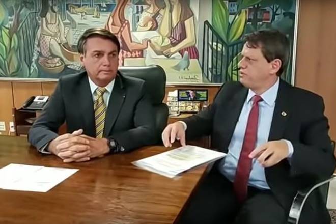 Bolsonaro ao lado do ministro da Infraestrutura, Tarcísio Freitas, em live — © Reprodução