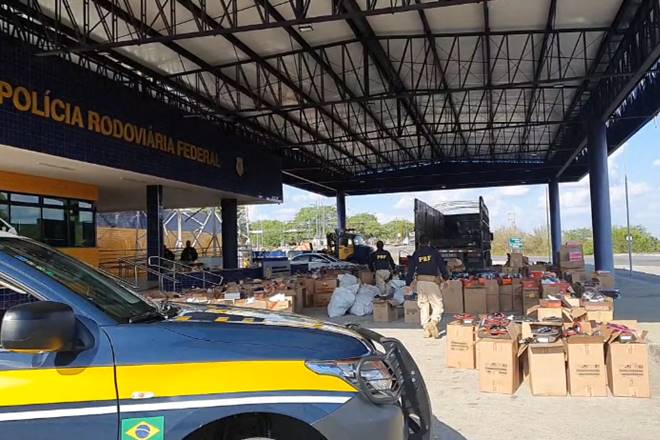 Carreta é apreendida com quase 4 mil pares de tênis e 20 mil etiquetas falsificadas