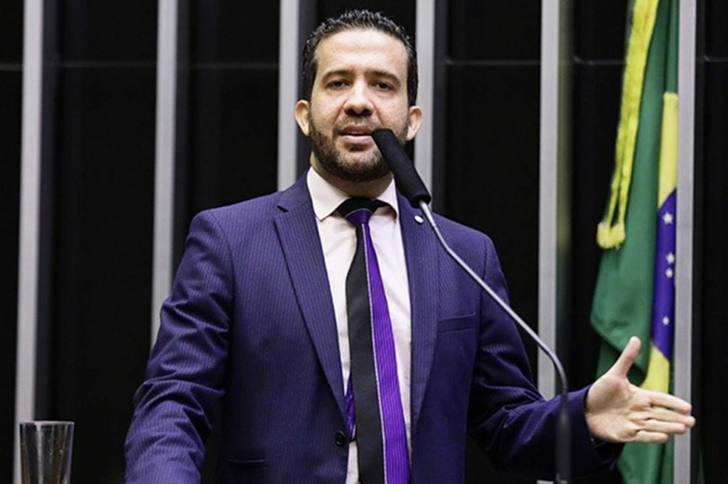 Com apoio popular, André Janones disputa Presidência da Câmara