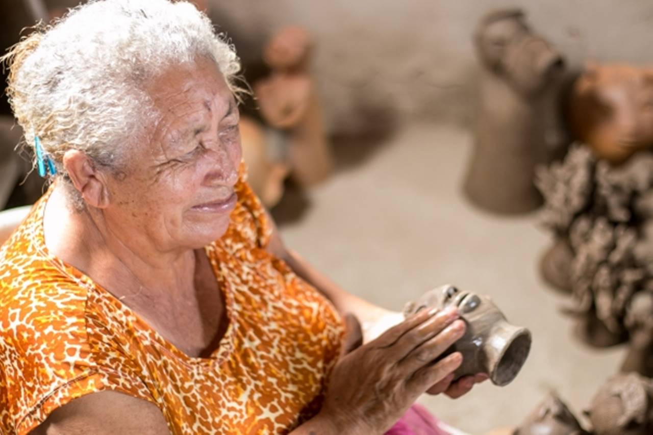 Dona Irinéia é mestra artesã do Patrimônio Vivo de Alagoas desde 2005 — © Agência Alagoas