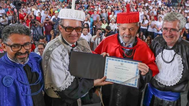 Lula recebendo a honraria da UNEAL