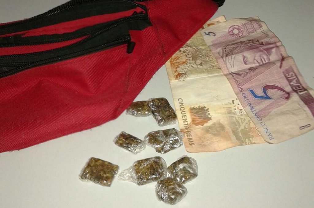 Jovem é detido ao ser flagrado com maconha e dinheiro em Murici