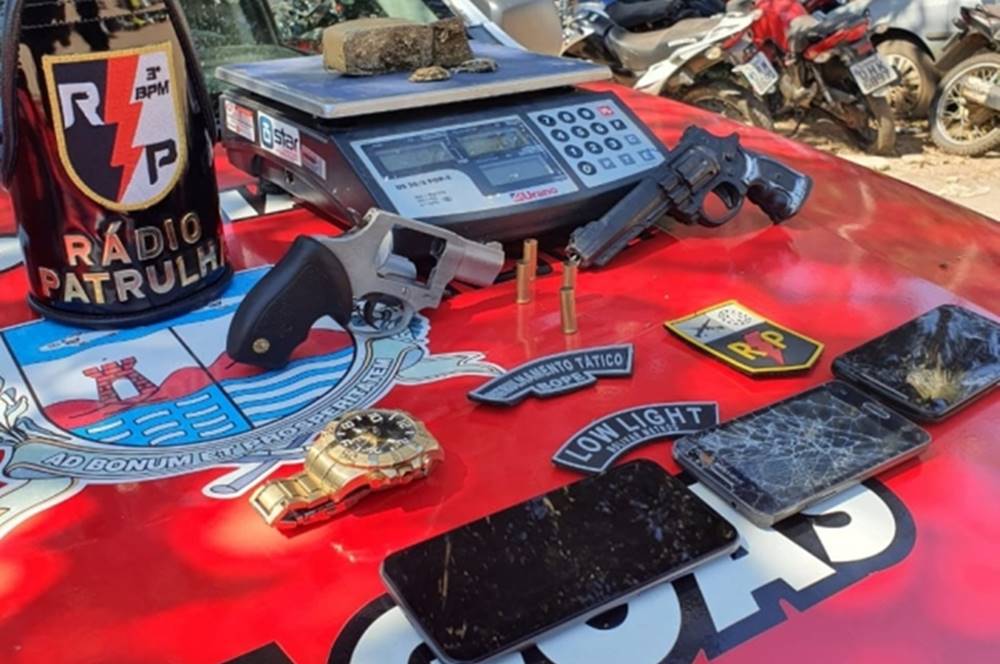 Após denúncia, PM apreende arma, maconha e recupera veículo e objetos roubados