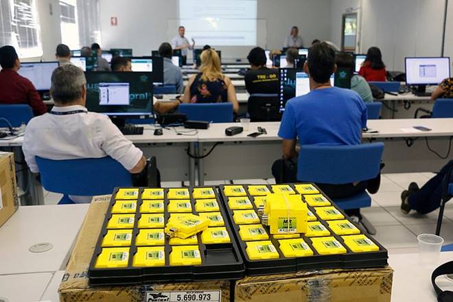 Mídias das urnas eletrônicas para Alagoas começam a ser geradas nesta quarta (28) — © Ascom/TRE-AL