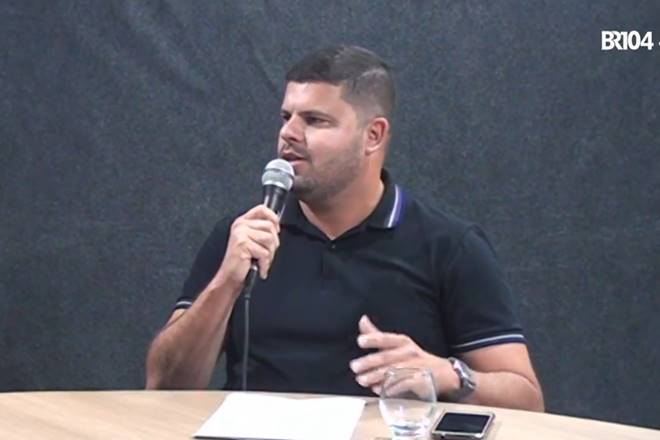 Neto Cavalcanti durante sabatina do BR104 nesta quinta (29) — © Reprodução