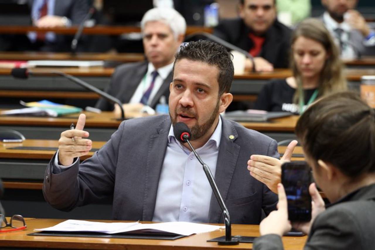 O deputado André Janones (Avante-MG) em sessão da Câmara — © Agência Câmara