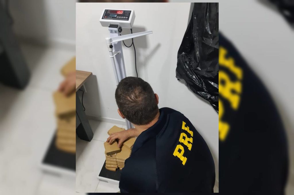 Adolescente é apreendida com 10 kg de maconha dentro de bolsa na BR-101