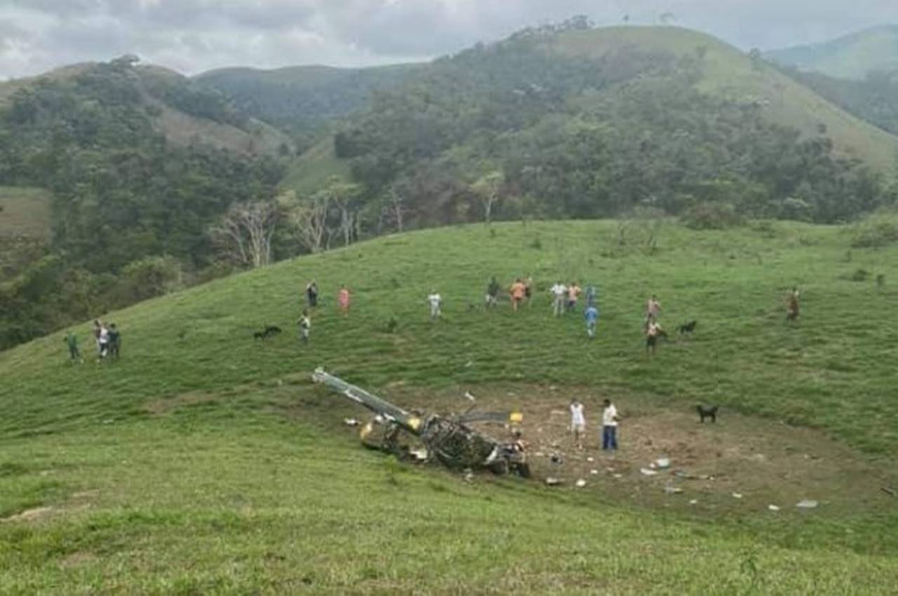 Queda de helicóptero deixa dois mortos em área rural de Rio Claro — © Reprodução