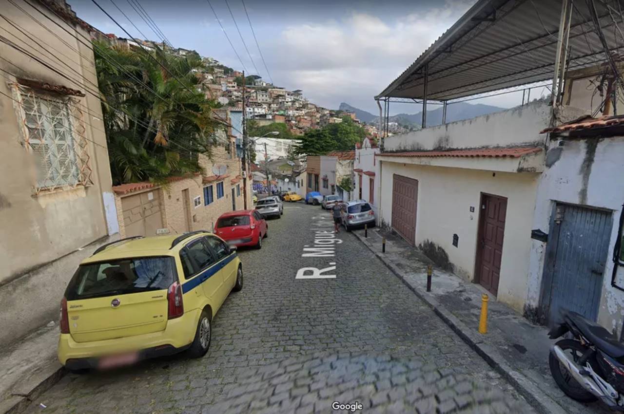 Rua onde Caio morava fica em frente ao Morro da Coroa — © Reprodução