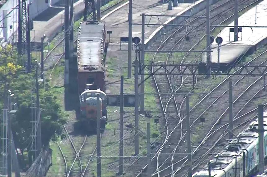 Trem em manutenção da Supervia foi sequestrado no Rio — © Reprodução/Tv Globo