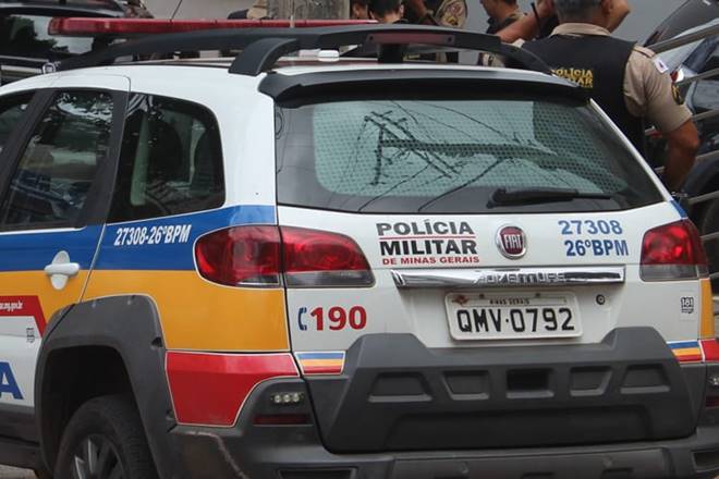 Polícia flagra casal fazendo sexo oral na frente de criança de 1 ano