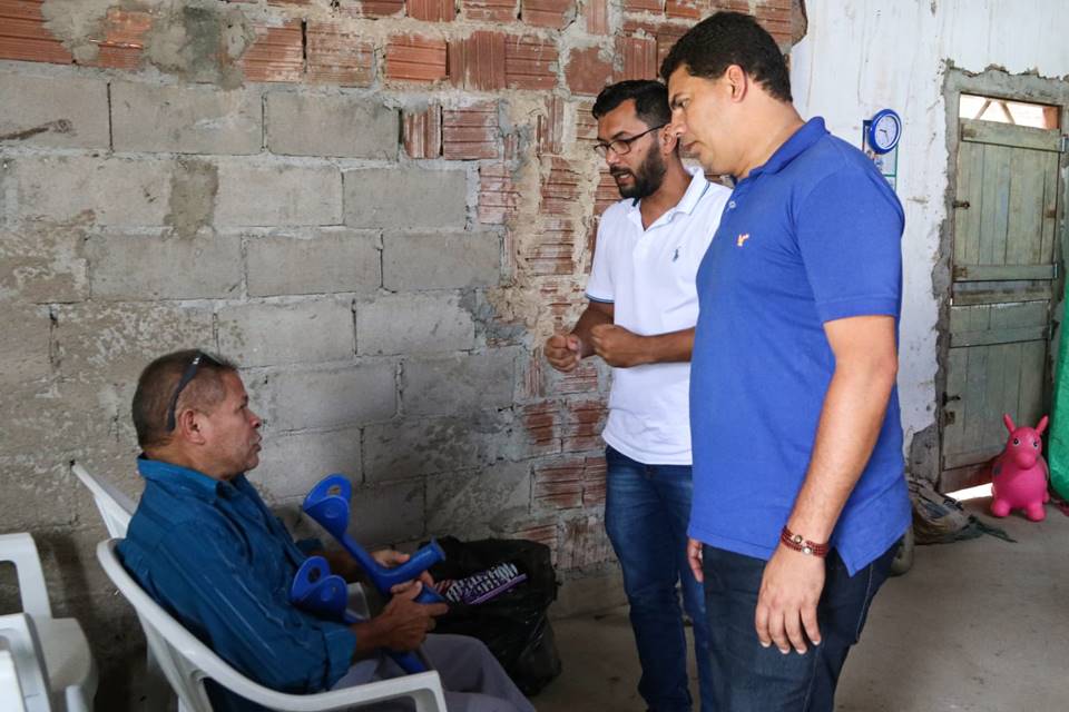 Caju e Doniego Rocha, conversando com um cidadão - @reprodução