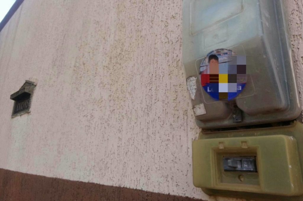 Adesivo de candidato em medidor de energia pode gerar multa de até R$ 8 mil