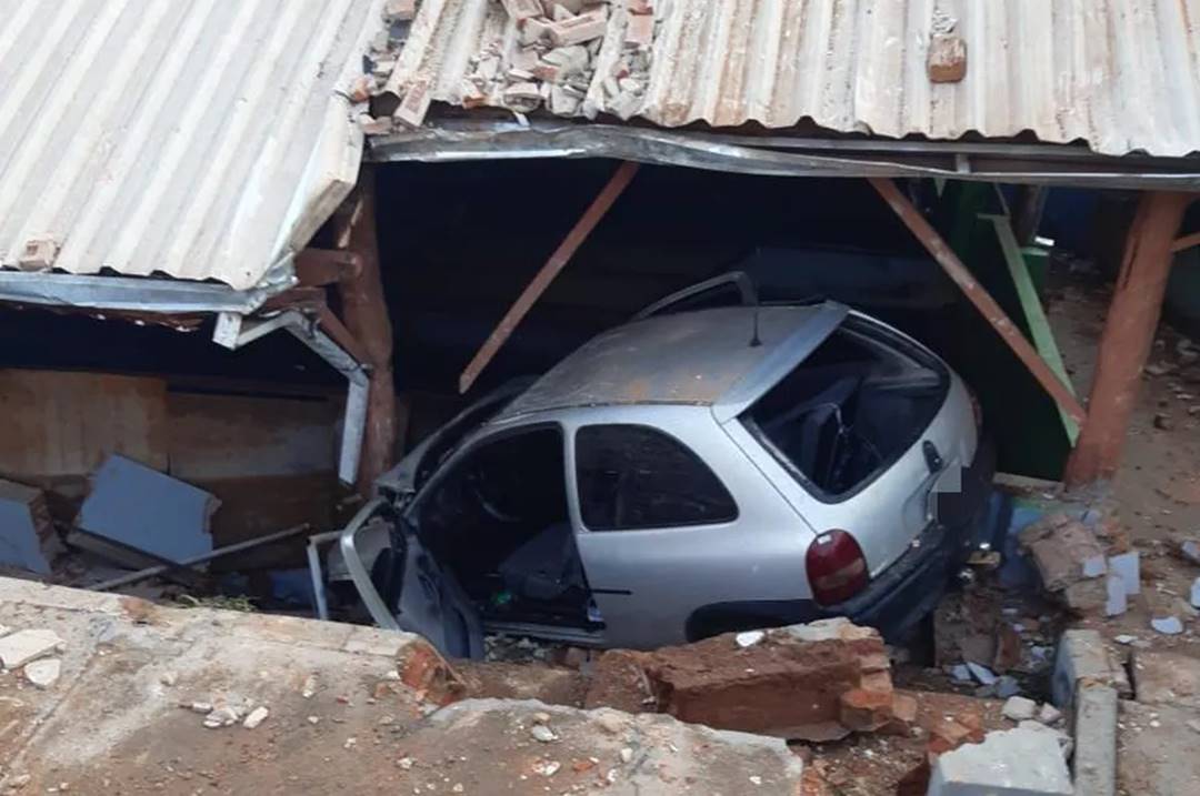 Carro em alta velocidade derruba muro e invade galpão em SP — © Acontece Botucatu/Divulgação 