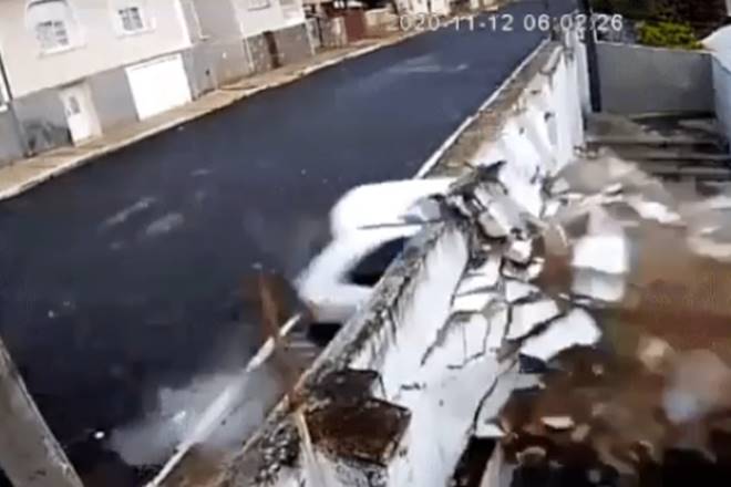 Carro desgovernado derruba muro e invade galpão no interior de São Paulo