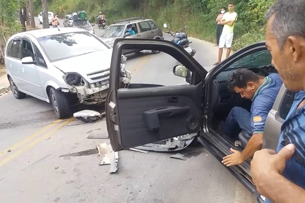 Colisão frontal entre dois carros deixa feridos em São José da Laje — © Reprodução