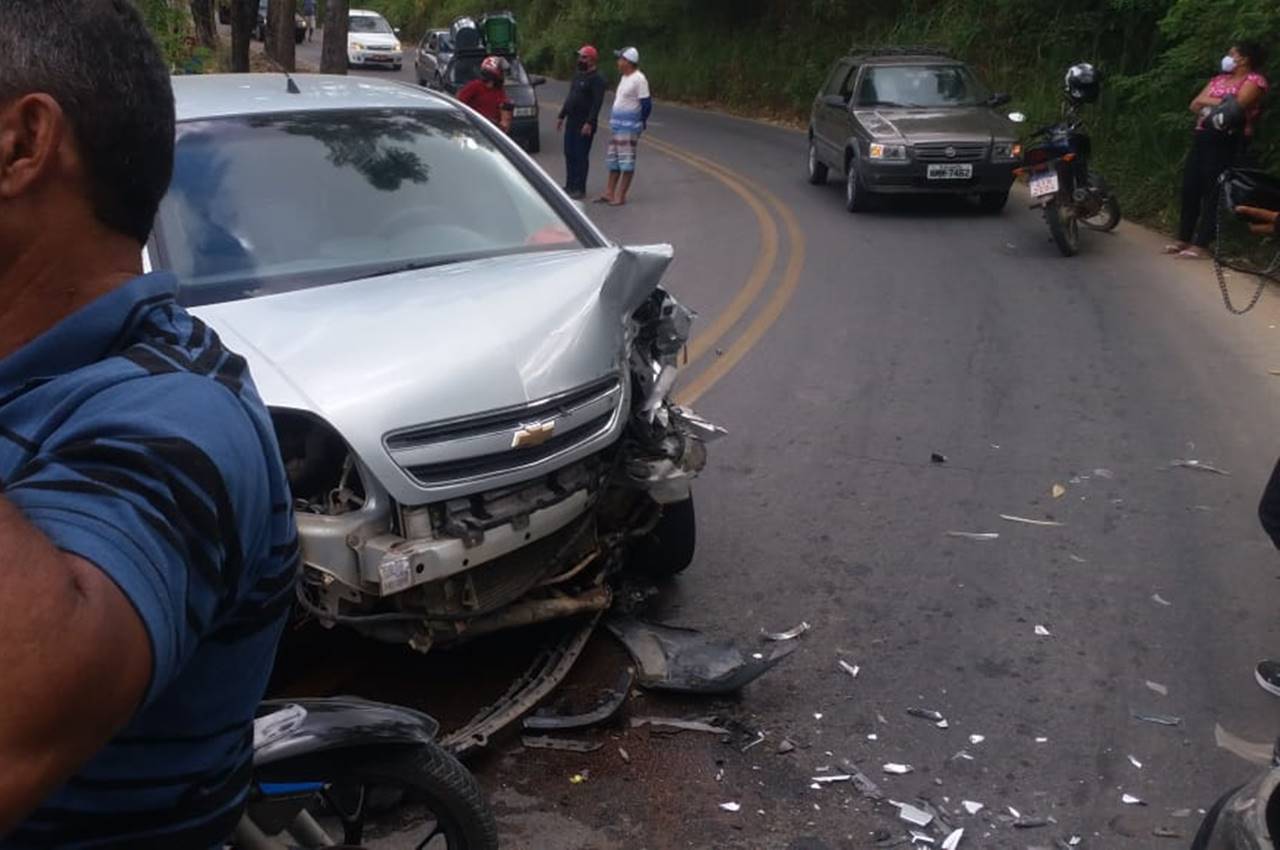 Colisão frontal entre dois carros deixa feridos em São José da Laje — © Reprodução